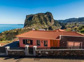 Holiday Home Elegantes Haus in Santana mit Garten und Grill by Interhome, hotel din Faial