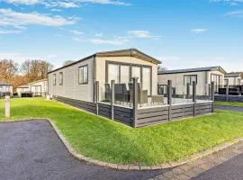 Binky Lodge Stylish Cosy 3-Bedroom Holiday Lodge Hoburne Naish Barton on Sea