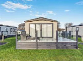 Binky Lodge Stylish Cosy 3-Bedroom Holiday Lodge Hoburne Naish Barton on Sea