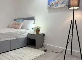 Modern & Bright Room Near Town Centre