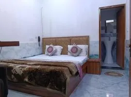 Hotel Shri Girraj Dham Vrindavan Dham