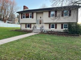 Perfect Family Retreat in East Haven, hotel a East Haven