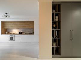 SkyHouse City View 1 5BR Apartment Enclosed Balcony - GrandStay，Codru的飯店