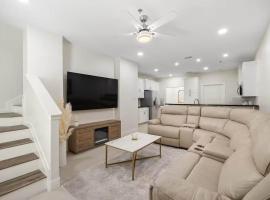 Luxurious Condo with Pool & Garage Close to Shopping, khách sạn ở Pharr