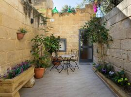 Cosy 3BR Maltese Townhouse - Close to Valletta by Isola360, hotel en Luqa