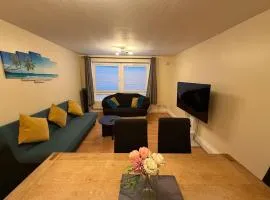 2 Bedroom Ground Floor Flat with Kitchen & Parking