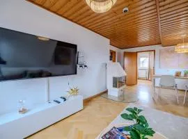 Cozy Boho Apartment near Zwickau-West with WiFi and Parking