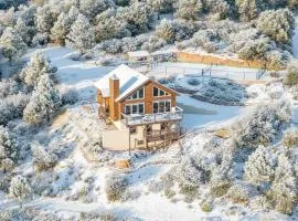 Wild Moon Ranch with Pickleball, Cedar Tub, Views