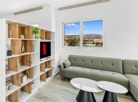 Stylish Sunny Sea-View Apartment in Central Peyia, hotel i Pegeia