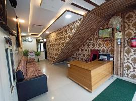Brajrani Hotel, hotel em Datia