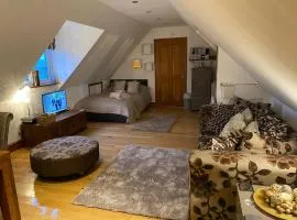 Studio Apartment with parking and close walk to beach and town