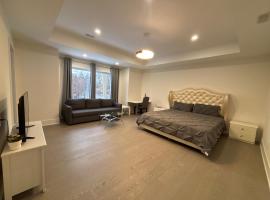 Brand-New Luxury Home Away Home in North York, hotel i Toronto