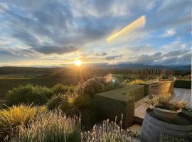 Quail Run Cottage with stunning vineyard views, hotel i Renwick