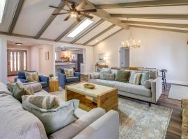 Waterfront Home on Greers Ferry Lake with Game Room, hotel a Edgemont