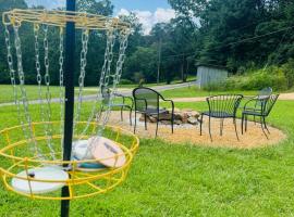 The Holler、アンドリューズのホテル