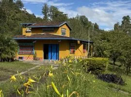 La Escondida, con acceso al lago