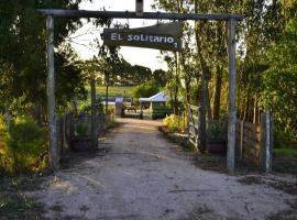Chacra El Solitario, hotel i San Carlos