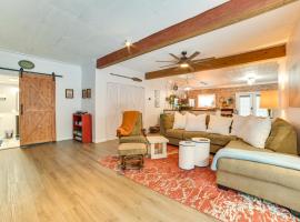 Updated Cabin with 2 Suites, Fire Pit and Forest Views，位于Onaway的酒店