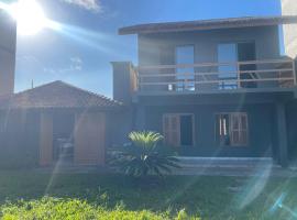Casa com piscina – hotel w mieście Tramandaí