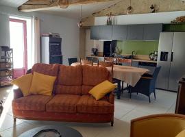 Gîte rénové avec piscine chauffée et jardin clos, à proximité des plages et de la campagne bio. - FR-1-426-531, hotel i Challans