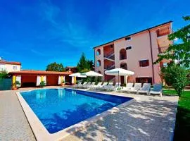 Apartments and rooms with a swimming pool Novigrad - 6951