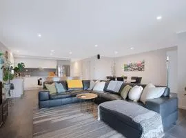 Dakabin Escape - Modern Comfort near Dining & Shops