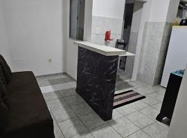 Casa com 1 Quarto e Garage - Alto da Cruz, Camaçari, hotelli Camaçarissa