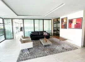 Duplex de luxo com hidro by Day by Day no Atlantis