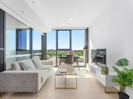 Stylish 1BDR Sunlit Apartment w Rooftop Pool & Gym