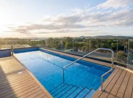 Stylish 1BDR Sunlit Apartment w Rooftop Pool & Gym