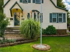 Spacious Three Bedroom Parma Home Sleeps six Near Cleveland