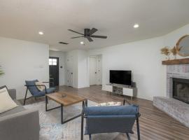 Stylish Pet Friendly Killeen 3BR with Fenced Backyard, villa sihtkohas Killeen