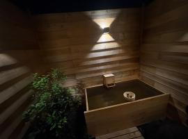 最大10名 源泉掛け流し露天風呂付き一棟貸しNagasima Private Villa, отель в городе Genroku