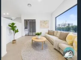 Stylish Modern 3BR Home in Gledswood Hills