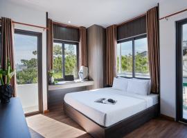 ELC Luxury Da Lat Hotel & Apartment、ダラットのホットタブ付きホテル