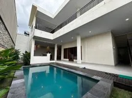 3 bedroom cozy villa with pool in Padonan, Canggu