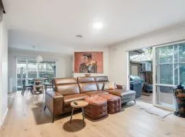 Modern Nomads Charming Glen Iris 2BR Townhouse with Free Parking