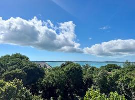 Chat n Chill - Top Floor Condo, Walk to Pink Sands Beach townhouse, hotel in Harbour Island