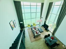 High-Floor Seaview 2BR in Georgetown Pool Gym Loft at Maritime Suite, hotel i George Town
