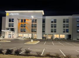 La Quinta Inn & Suites by Wyndham Jackson，位于杰克逊McKellar-Sipes Regional - MKL附近的酒店