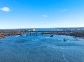 Riverside Retreat Waterfront Guest Suite, viešbutis mieste Grotonas