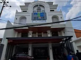 Front One Hotel Mesir Surabaya