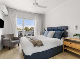 Stylish Beach Retreat Horses & Coastal Charm, hotel in Redcliffe