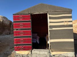 Bedouin Family Camp, camping de luxo em Al Ḩayy