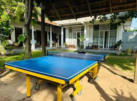 Lotus Surf House, hotel in Midigama East