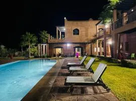 La Hacienda Private Villa with Pool & Palm Garden