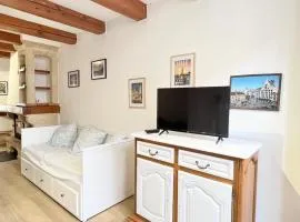 Chambre avec lit double confortable à Croix