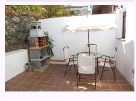 Refugio tranquilo cerca de las piscinas، فندق في كانديليدا