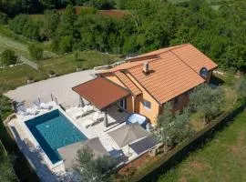 Villa Pendolina with pool and grill in Umag