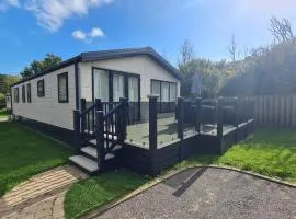 Stunning Luxury double width 3 bedroom Lodge with Hot Tub at Hoburne Devon Bay
